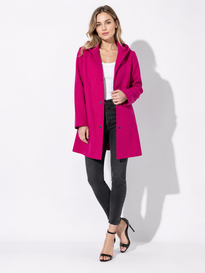 Modische Damenjacke mit Kapuze und Knopfleiste. Lässige Alltagsmode für Frühling.