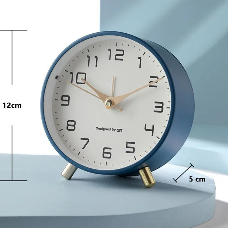 Moderne skandinavische Tischuhr, leise Bewegung, perfekte Kombination aus Design und Funktionalität.