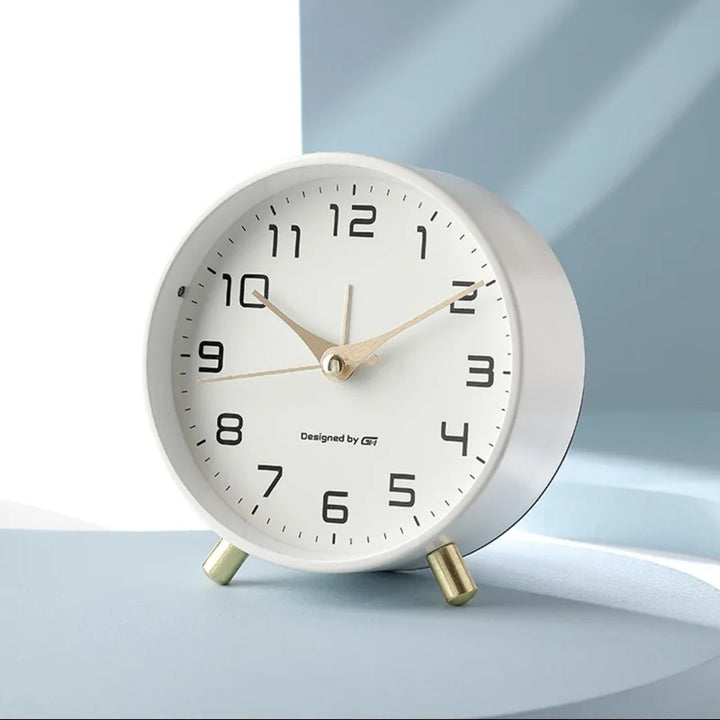 Elegante, moderne Design-Tischuhr im skandinavischen Stil, perfekt als Wohnakzent & Geschenk.