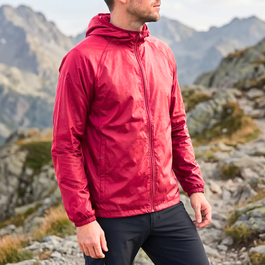 Detailansicht: Verstellbare Kapuze des leichten unisex Windbreakers, wetterfestes Material.