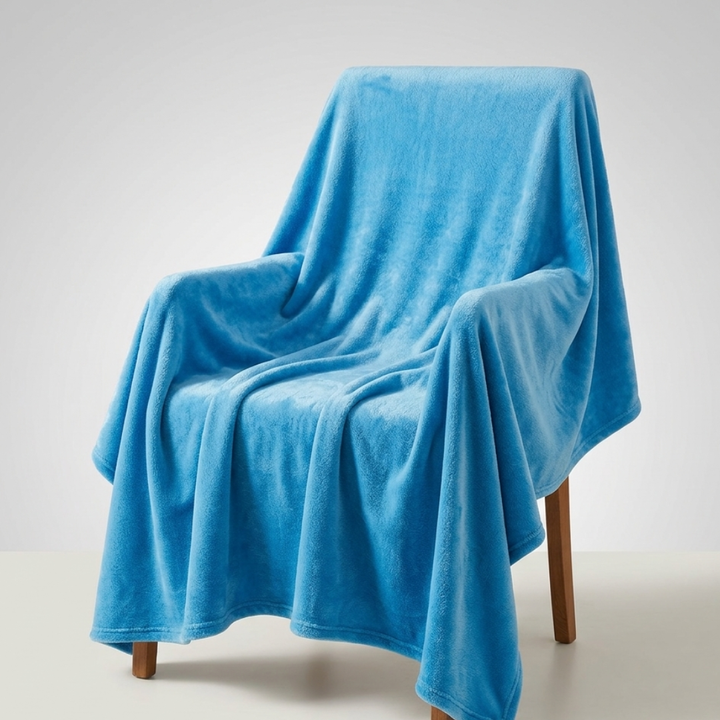 Flauschige, weiche Kuscheldecke in modernem Design aus Polyester für gemütliche Stunden zuhause.
