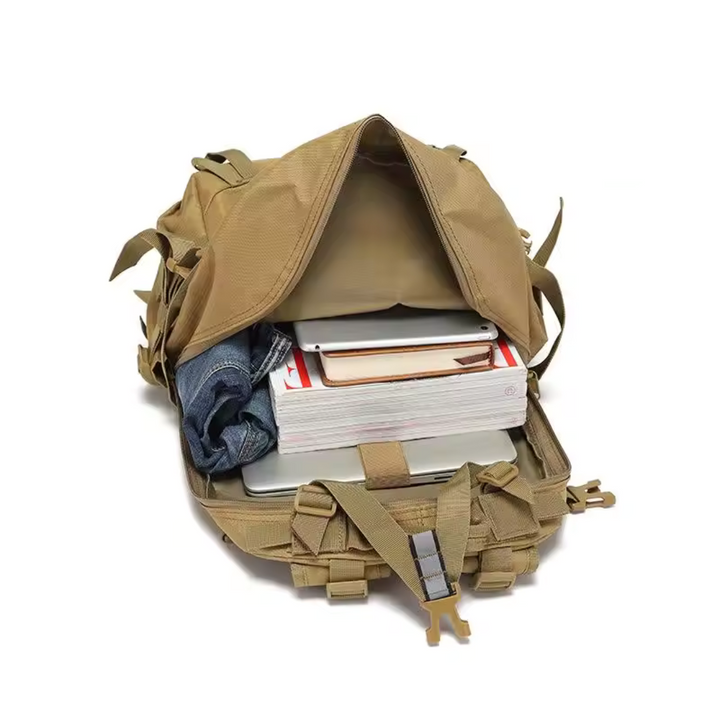 Schwarzer 40 Liter Tagesrucksack, wasserabweisend, mit vielen nützlichen Taschen.