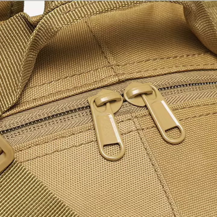 Hellbrauner 40L Reise-Rucksack, strapazierfähig für jedes Wetter und Gelände.