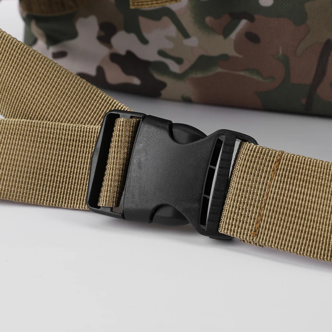 Detailaufnahme robuster Schnallen und verstellbarer Gurte des 80L Trekkingrucksacks für sicheren Halt.