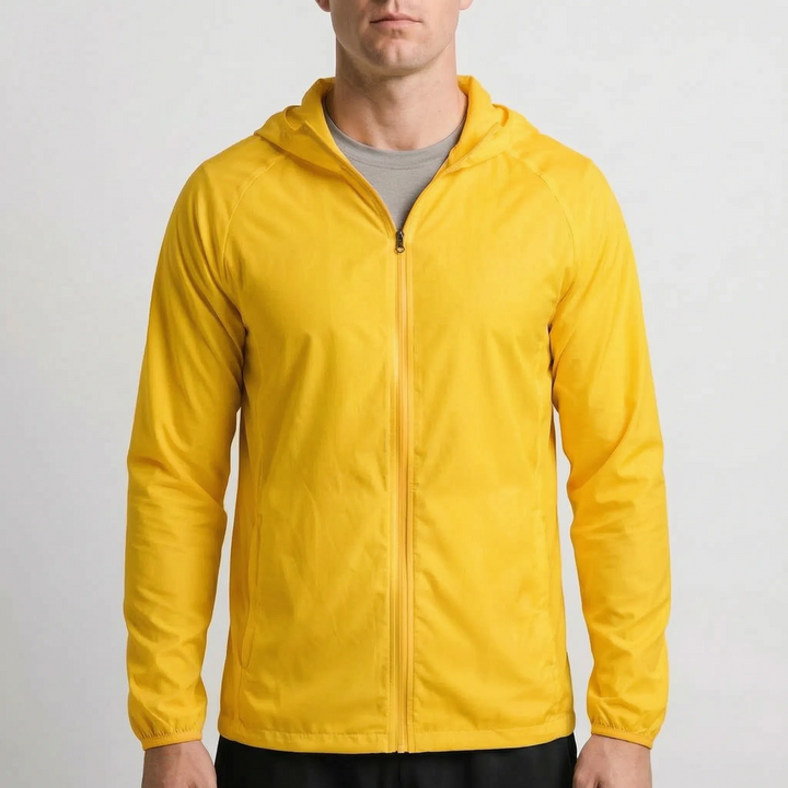 AeroLayer Windjacke für Herren, mit verstellbarer Kapuze für zusätzlichen Wetterschutz.