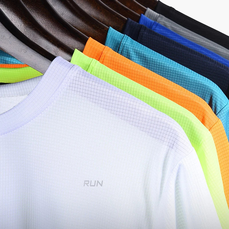 Vielseitiges Herren Athletik Shirt, kurzarm, ideal für Fitness, Laufen & diverse Sportaktivitäten.