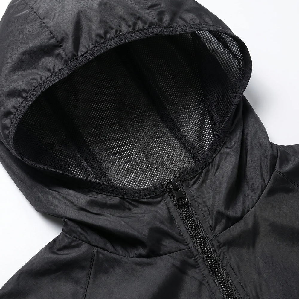 Leichte Herren Packbare Windjacke mit Kapuze für unterwegs. Perfekt als Reisejacke oder Sportjacke bei Wind.