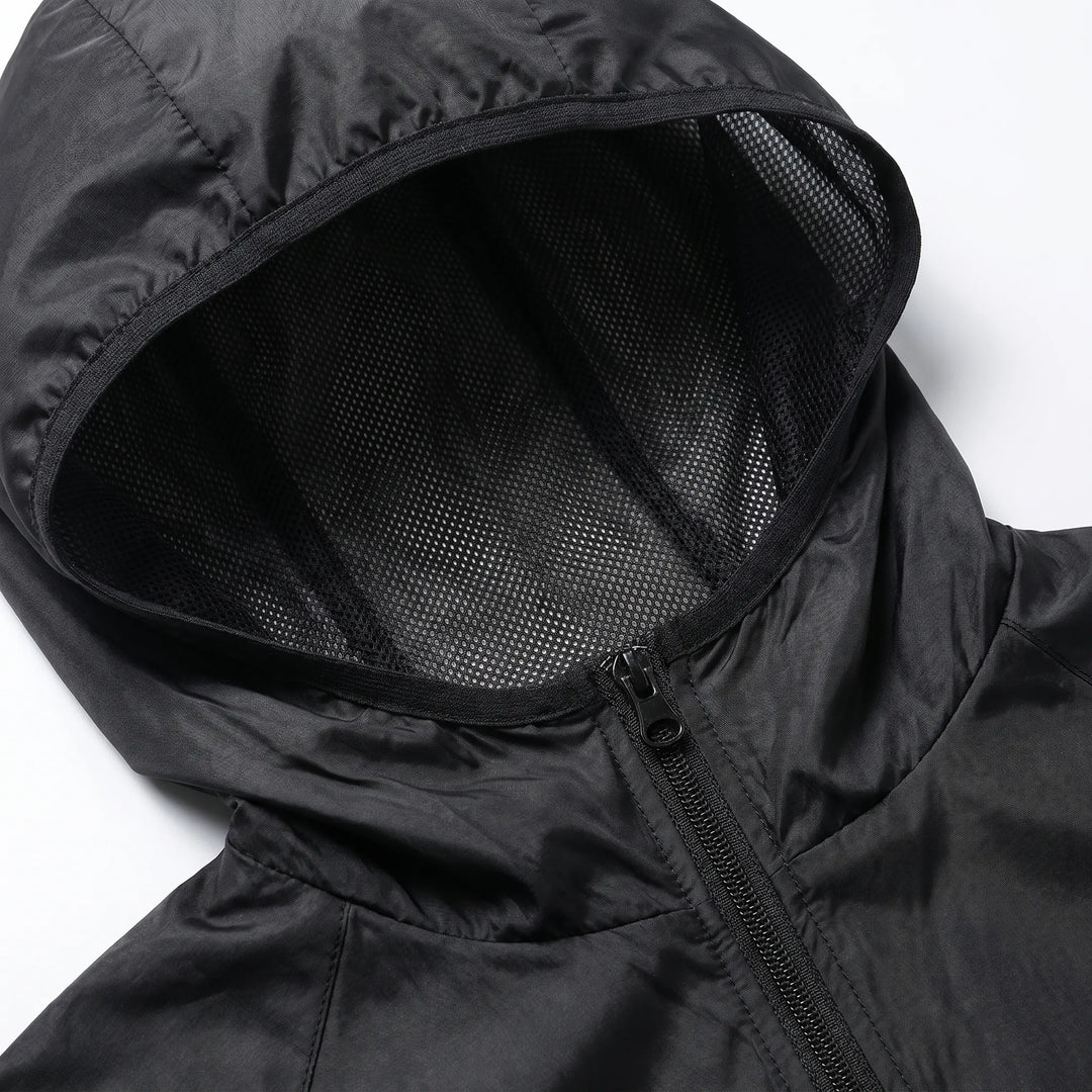 Leichte Herren Packbare Windjacke mit Kapuze für unterwegs. Perfekt als Reisejacke oder Sportjacke bei Wind.