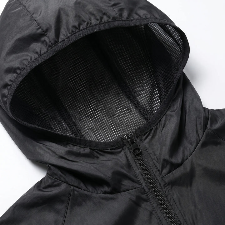 Leichte Herren Packbare Windjacke mit Kapuze für unterwegs. Perfekt als Reisejacke oder Sportjacke bei Wind.