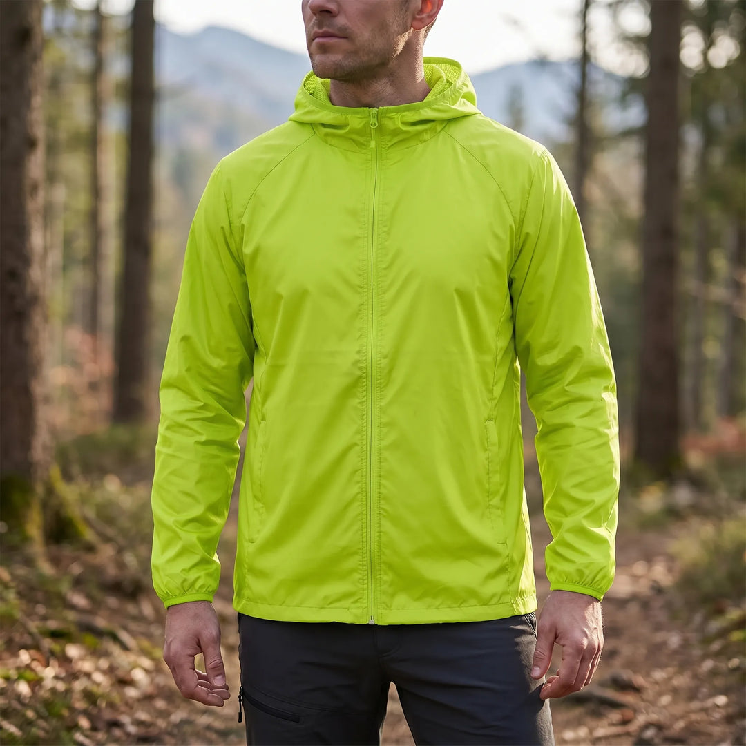Wetterfeste Herren Regenjacke/Windjacke mit Kapuze, ideal für Frühling & Herbst. Schützt beim Wandern & Freizeit.
