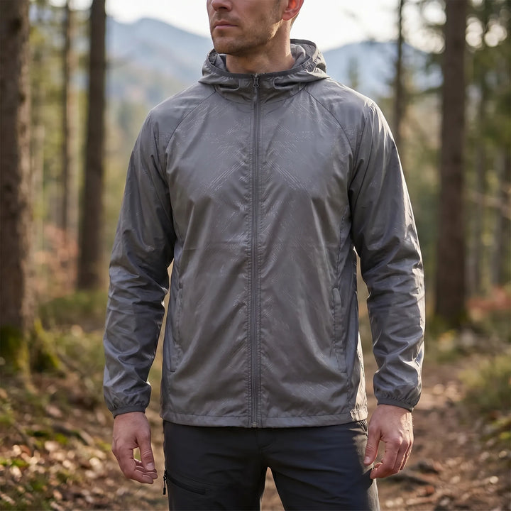 Modische Herren Outdoorjacke mit Kapuze, packbar und wasserabweisend. Die perfekte leichte Freizeitjacke.