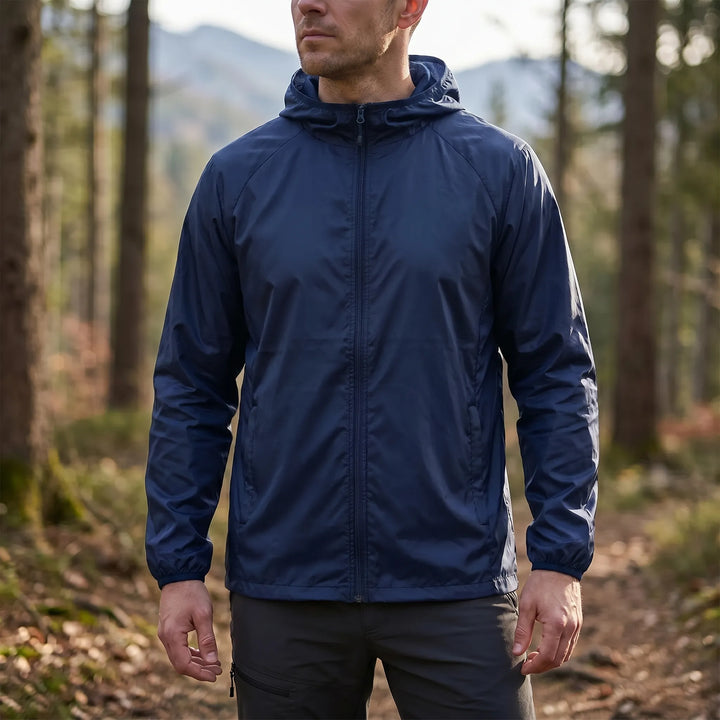 Komfortable Herren Sportjacke, leichtgewichtig und atmungsaktiv, mit Kapuze. Ideal für Joggen & Outdoor-Sport.