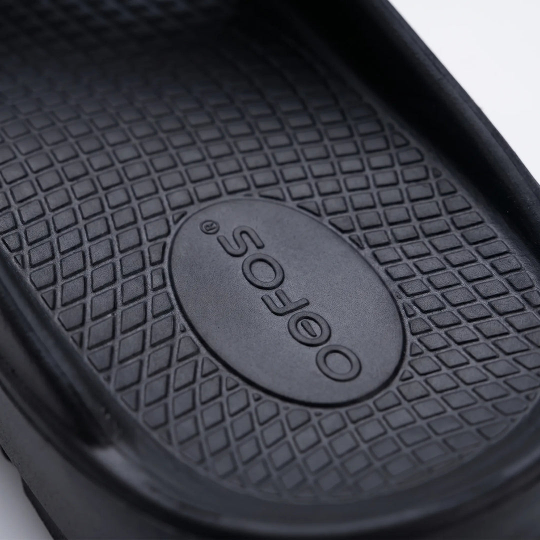 Dick gepolsterte Damen Slip-On-Sandale mit anatomischem Fußbett für optimalen Gehkomfort.