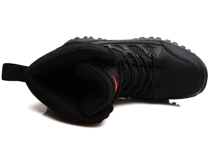 Schwarze Damen Winterschuhe: robuste Wanderstiefel mit Profilsohle für sichere Outdoor-Erlebnisse.