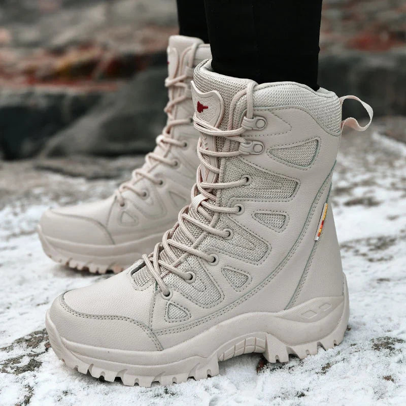 Hochwertige schwarze Damen Trekkingstiefel, warm & bequem, mit Profilsohle für den Winter.