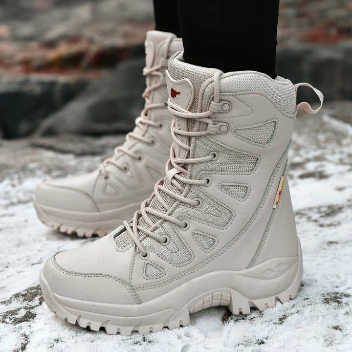 Hochwertige schwarze Damen Trekkingstiefel, warm & bequem, mit Profilsohle für den Winter.