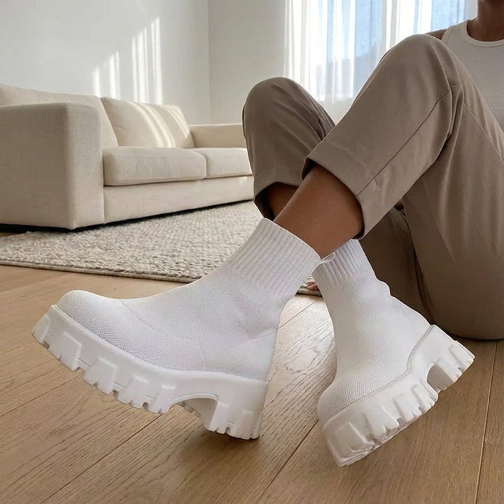 Schwarze Damen Altaire Chunky Plateau Knöchelstiefel, stilvoll und bequem, mit profilierter Sohle.