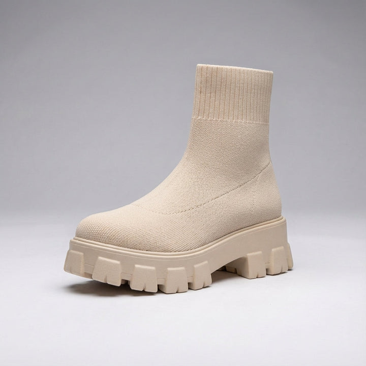 Trendige Chunky Plateau Stiefel für Damen, Modell Altaire, in Schwarz mit Profilsohle.