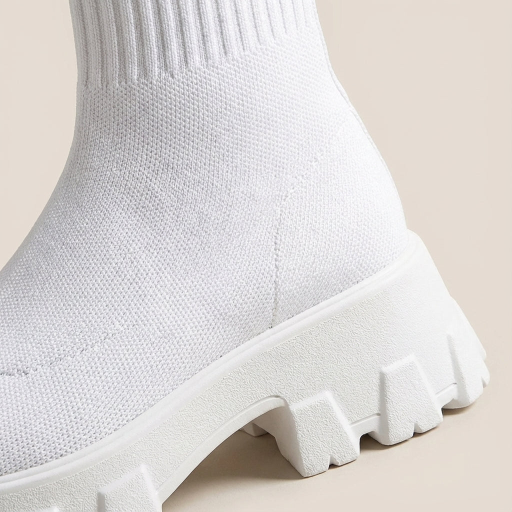 Schwarze Altaire Plateau Knöchelstiefel für Damen im Slip-on-Design, chunky und modern.
