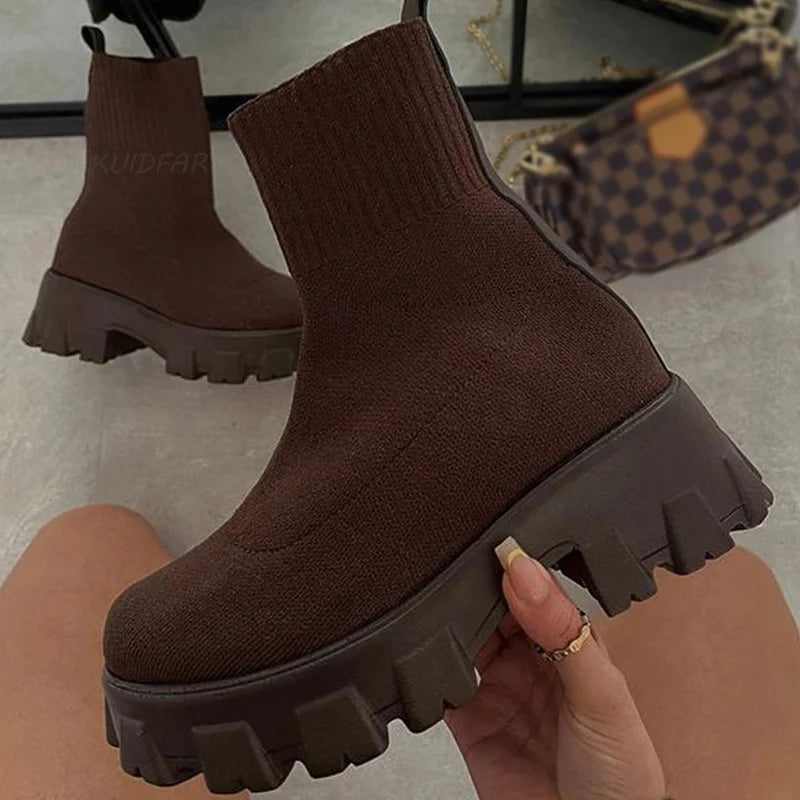 Einfache Slip-on Damen Altaire Plateau Knöchelstiefel, chunky Design in Schwarz, sehr bequem.