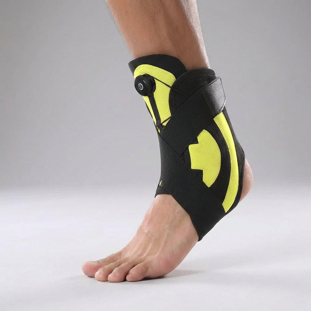 Person trägt schwarze Kompressions-Knöchelbandage für Sport, Halt bei Verstauchung, Schmerzlinderung & Fitness.