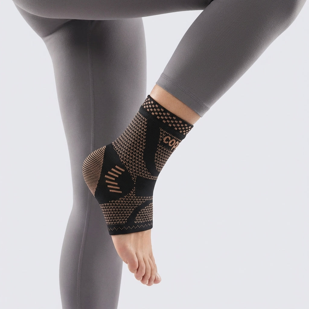 Nahaufnahme der schwarzen Unisex Kompressions-Knöchelbandage; sichtbares, atmungsaktives Nylon-Gewebe.
