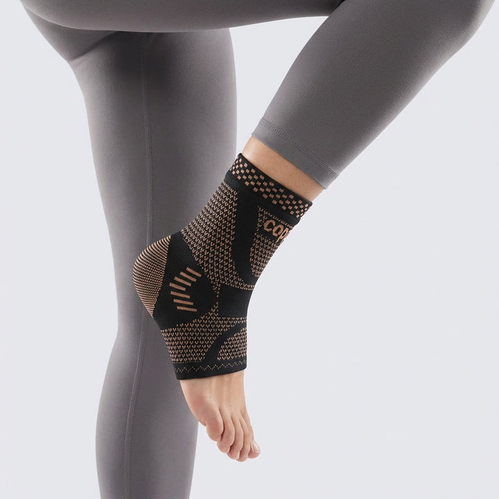 Nahaufnahme der schwarzen Unisex Kompressions-Knöchelbandage; sichtbares, atmungsaktives Nylon-Gewebe.