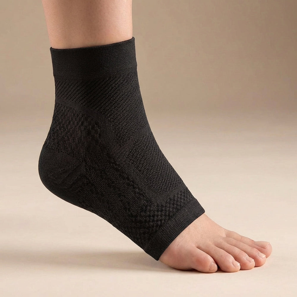 Beige Knöchelbandage: Atmungsaktive Kompression für Fussunterstützung, Regeneration und Gelenkschutz.