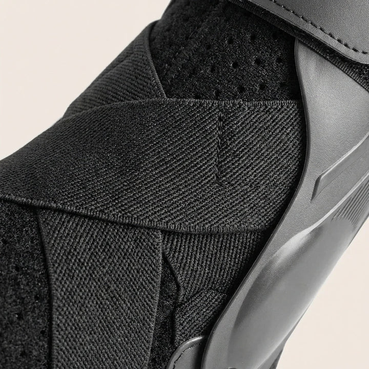Nahaufnahme: Schwarze Low Profile Knöchelbandage, Polyestermaterial, für Gelenkstütze & Komfort.