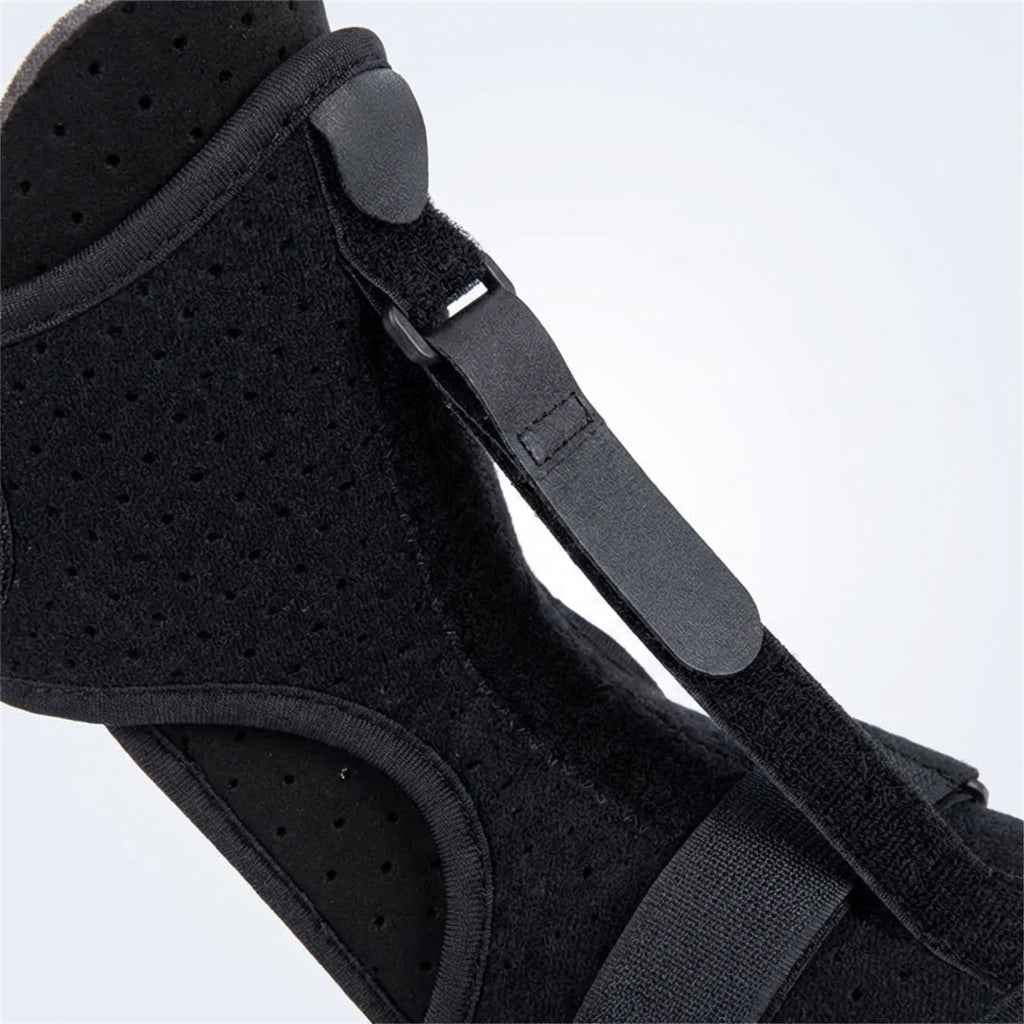 Schwarze, verstellbare Unisex-Nachtschiene für Plantarfasziitis. Linderung von Fersenschmerz & Achillessehnen-Unterstützung.