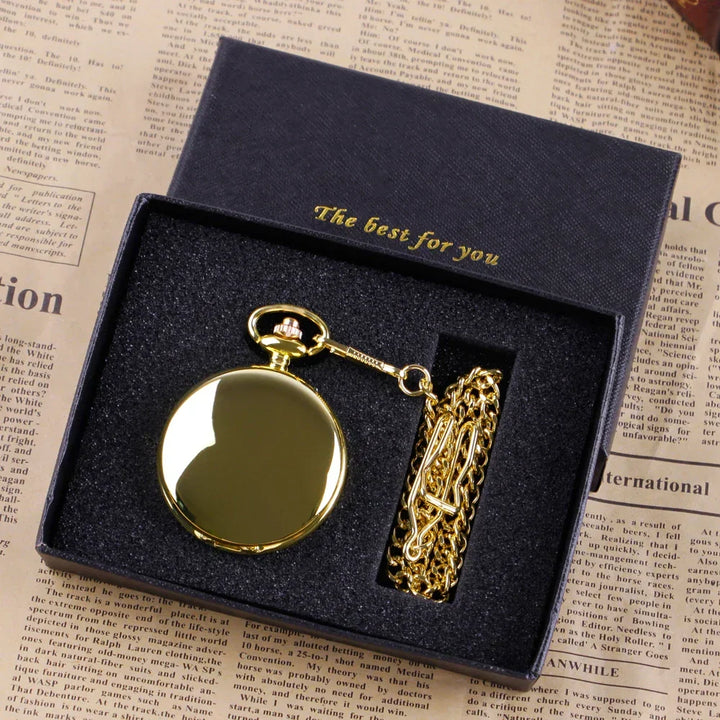 Klassische Herren-Taschenuhr am Anzug, Quarz-Uhr mit Kette, elegantes Accessoire für formelle Anlässe.