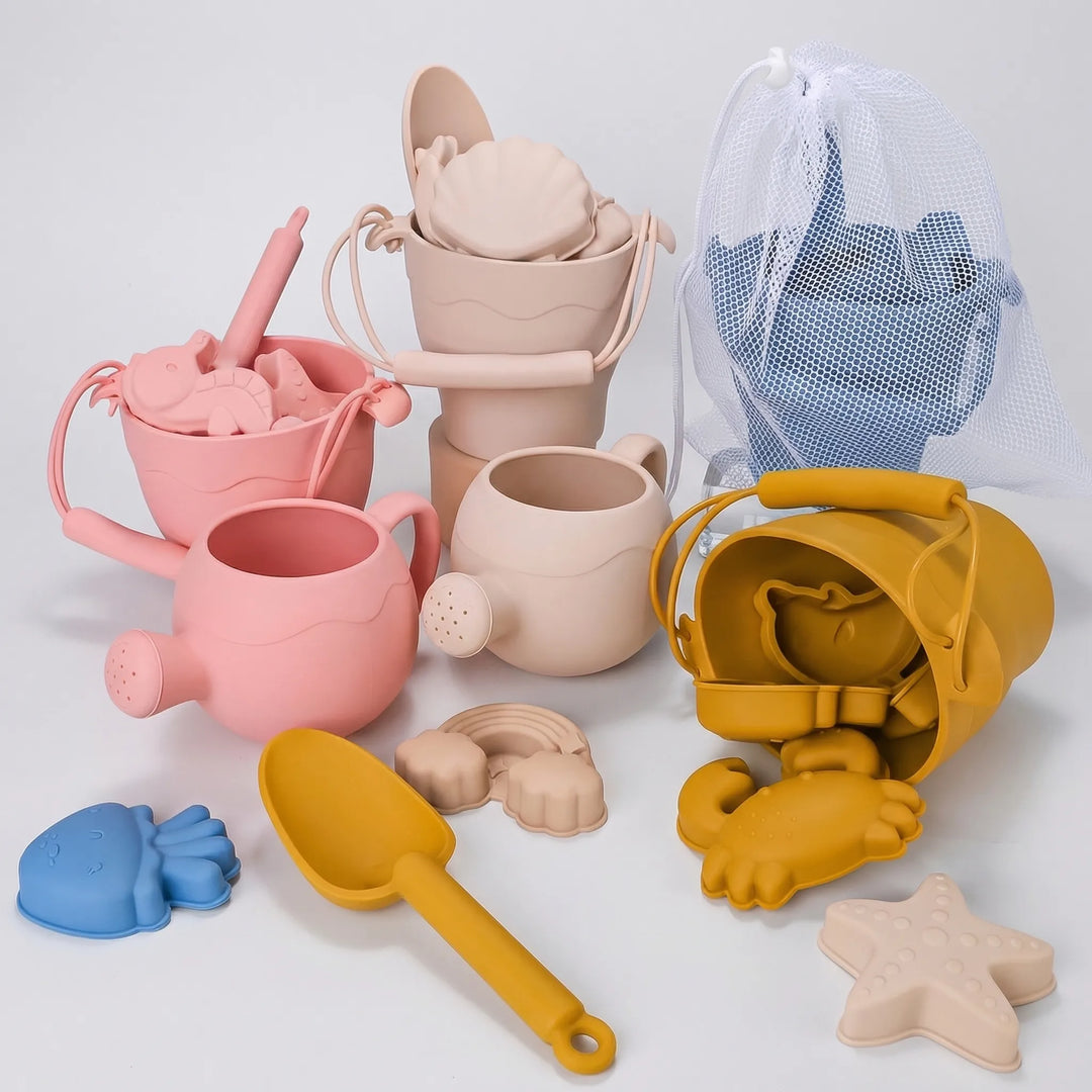 Vielseitiges Strandspielzeug-Set in Grün, Gelb, Creme; Silikon-Förmchen & Eimer für Kinder am Meer.