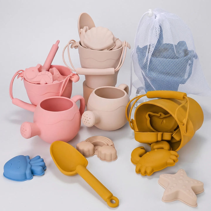 Vielseitiges Strandspielzeug-Set in Grün, Gelb, Creme; Silikon-Förmchen & Eimer für Kinder am Meer.