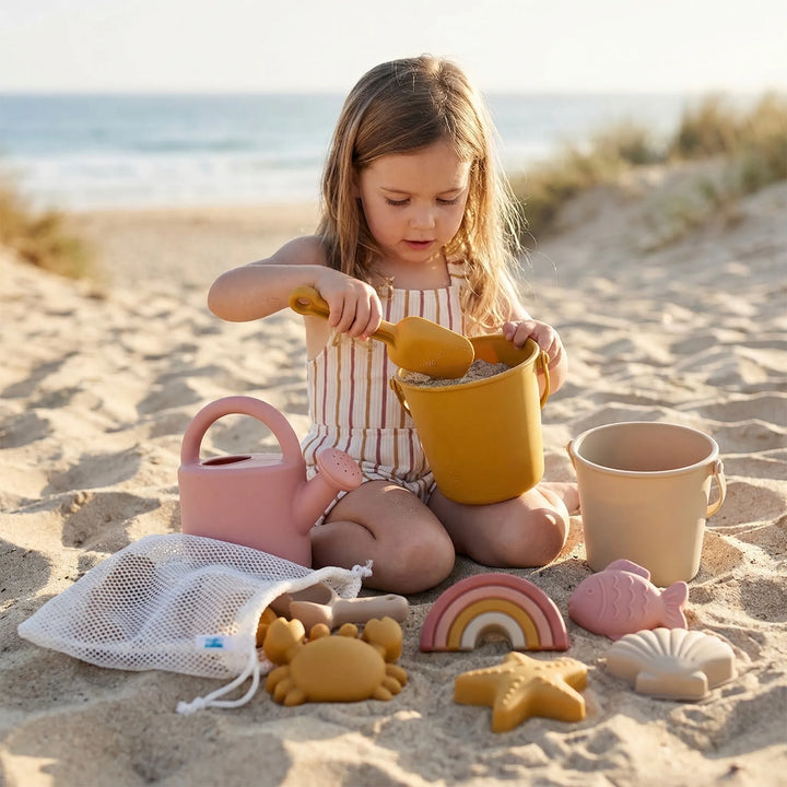 Farbenfrohes Kinder Strandspielzeug-Set aus Silikon in Grün, Gelb, Creme für Sandkasten & Badespaß.