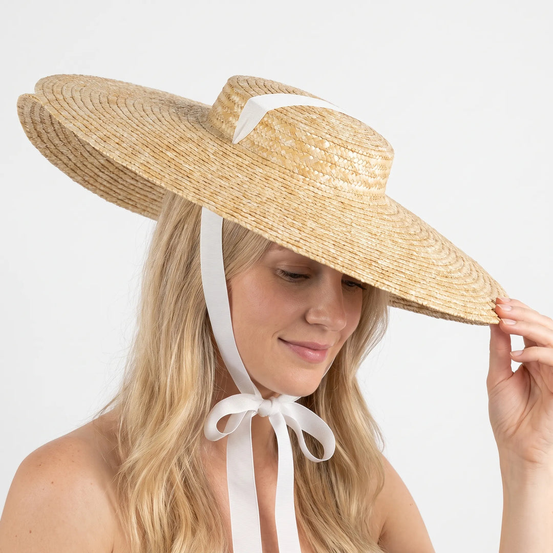 Eleganter Damen Strohhut, breitrandig, mit Flechtmuster und verstellbarem Band. Perfekt für Sommerurlaub.