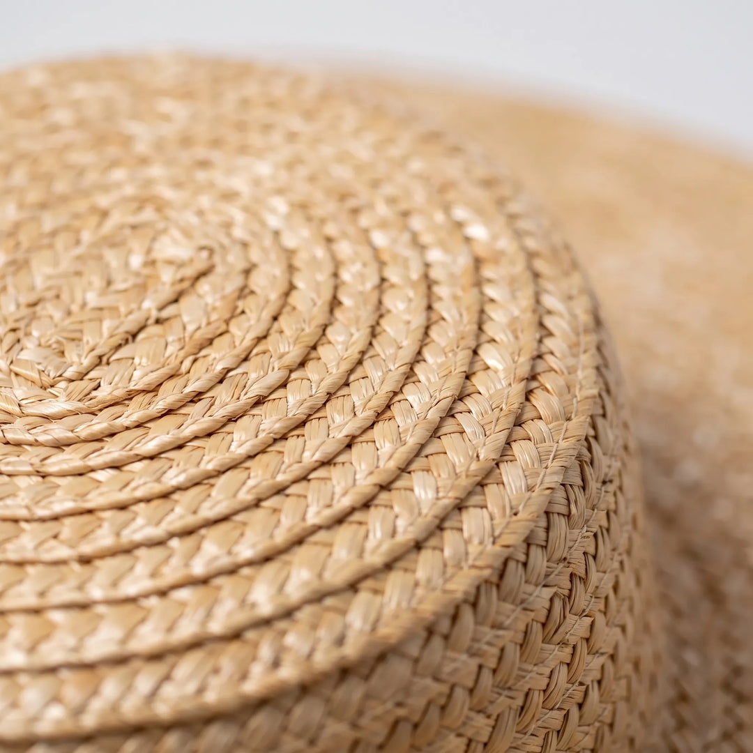 Stylischer Strandhut für Damen, breitrandig, aus Stroh, mit verstellbarem Band. Ideal für Urlaub & Sommer.