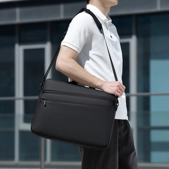 Vorderseite der Business-Tasche mit praktischen Außentaschen. Organisationshilfe für 17,3-Zoll-Laptops.