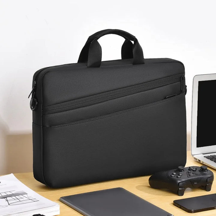 Innenseite der Business-Tasche für 17,3-Zoll-Laptop. Übersichtliche Organisationshilfe für Pendler.