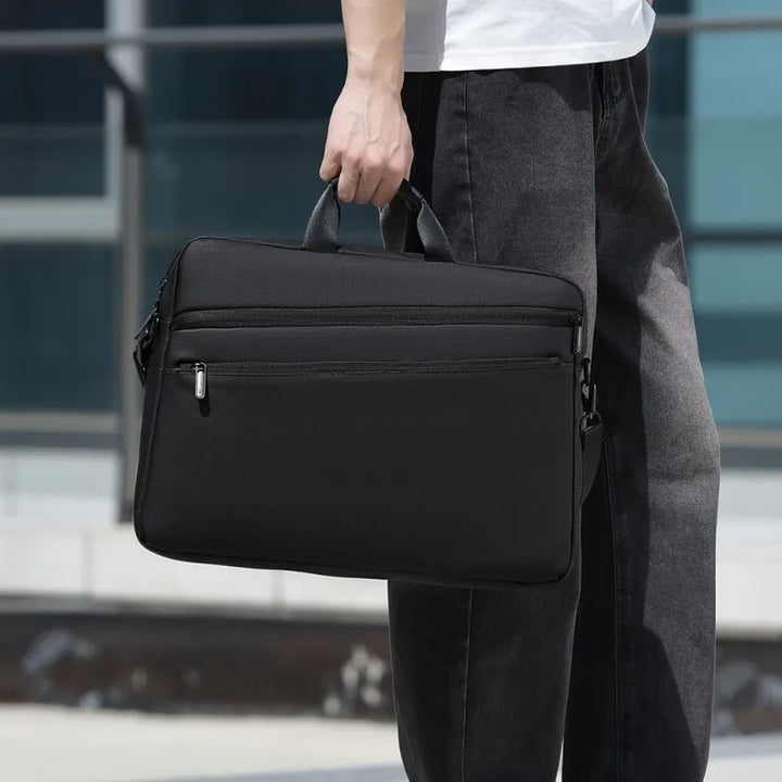 Pendler trägt stilvolle Unisex Business-Aktentasche für 17,3-Zoll-Laptops. Perfekt für Büro & Reise.