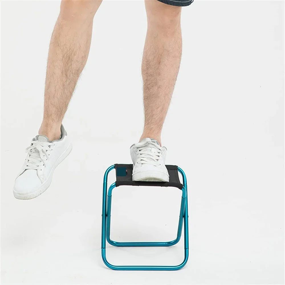 Robuster Outdoor-Sitz, klappbar & tragbar, perfekte Ergänzung für jede Campingausrüstung.