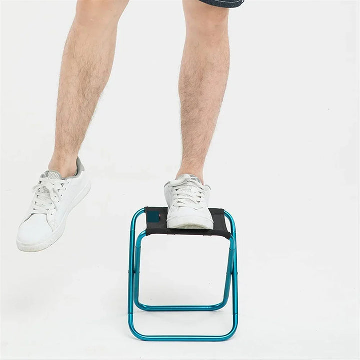 Robuster Outdoor-Sitz, klappbar & tragbar, perfekte Ergänzung für jede Campingausrüstung.