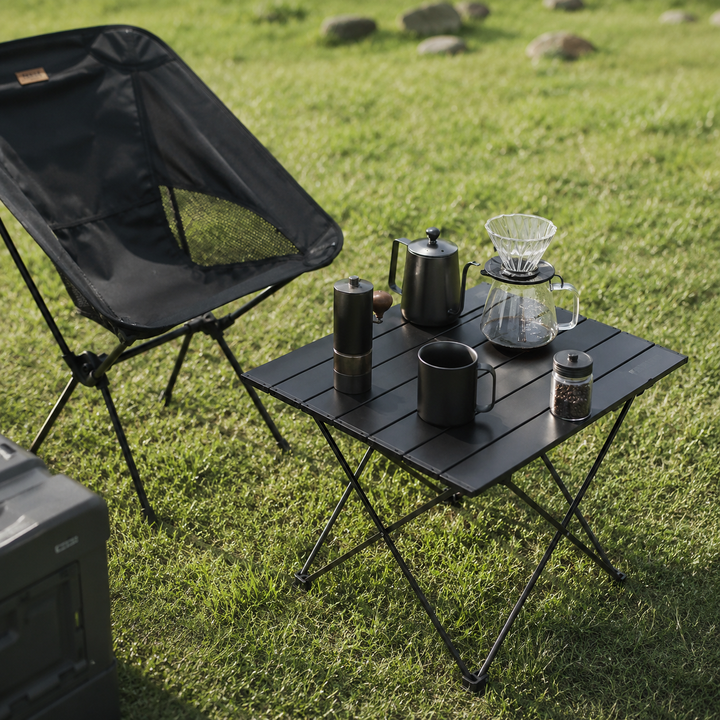 Modernes Design des faltbaren Klapptisches, perfekt für stilvolle Outdoor-Erlebnisse & einfache Handhabung.
