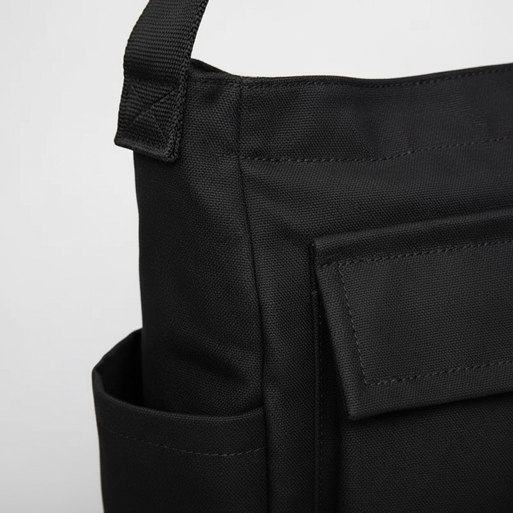Geräumiges Hauptfach der Unisex Canvas Tasche, ideal für Uni, Laptop und A4-Ordner.