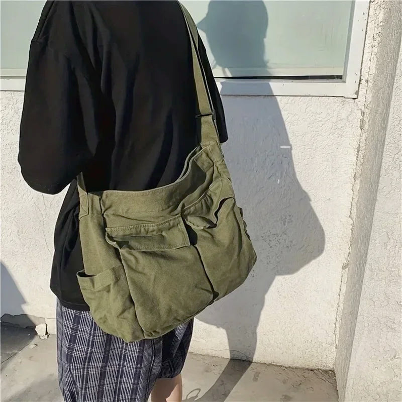 Elegante weiße Canvas Tasche, auch als Messenger Bag tragbar. Robust und stilvoll für jeden Anlass.
