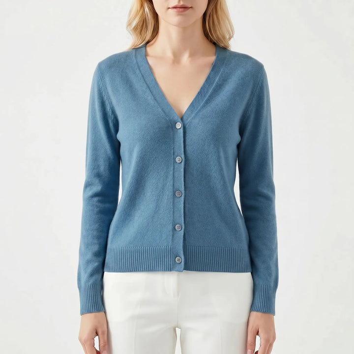 Model trägt: Elegante Damen V-Ausschnitt Strickjacke aus Feinstrick, lockere Passform.