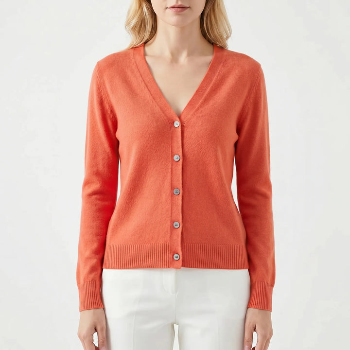 Detailaufnahme: Weicher Feinstrick der Damen V-Ausschnitt Strickjacke, angenehm auf der Haut.