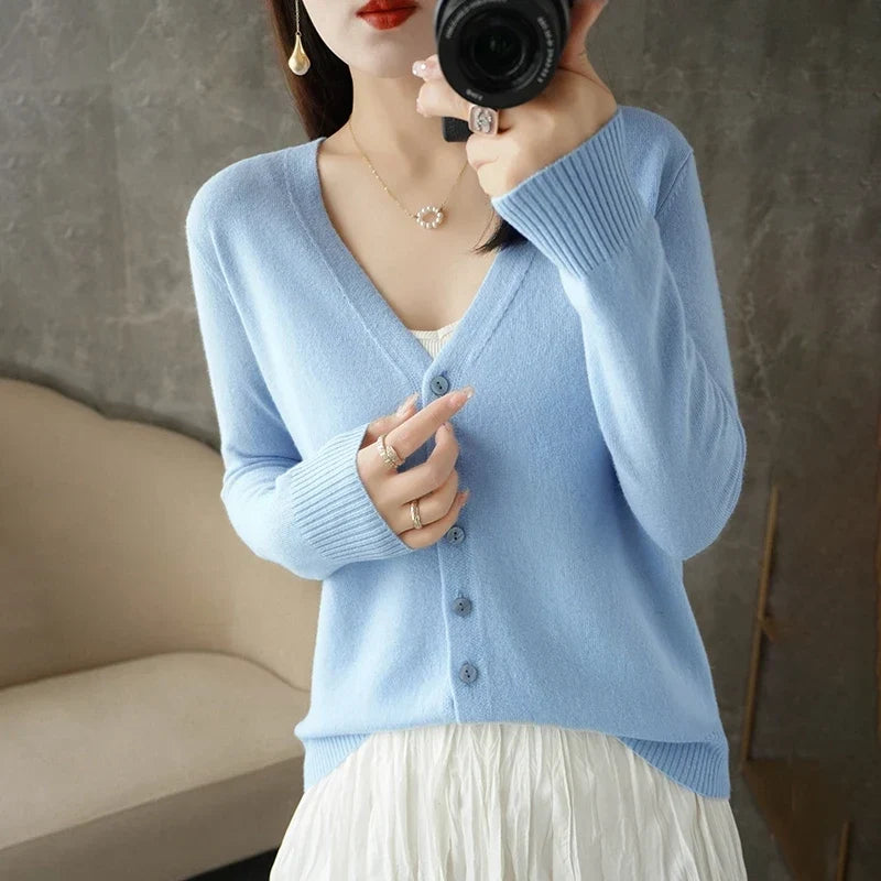 Edle Damen V-Ausschnitt Strickjacke aus Feinstrick, perfekt für besondere Anlässe und Alltag.