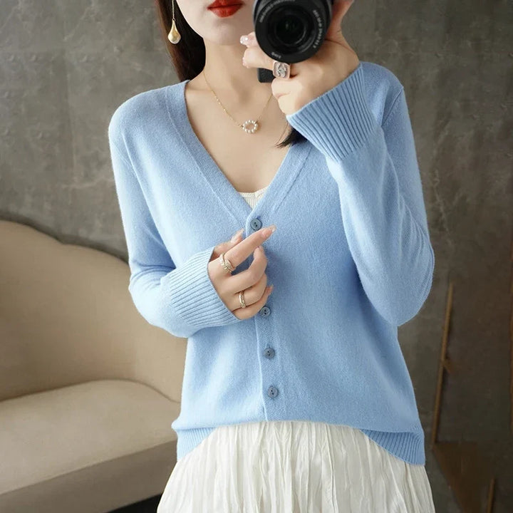 Edle Damen V-Ausschnitt Strickjacke aus Feinstrick, perfekt für besondere Anlässe und Alltag.