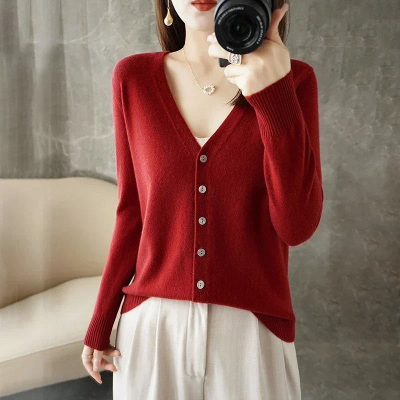 Klassische Damen V-Ausschnitt Cardigan, Feinstrick für zeitlosen Stil und hohen Tragekomfort.