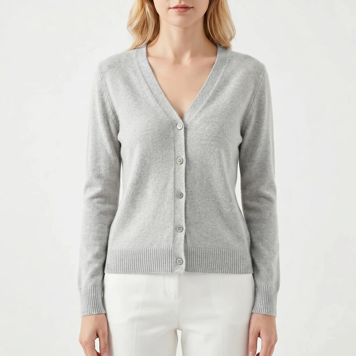 Nahaufnahme: Feiner Strick der Damen V-Ausschnitt Strickjacke, betont die weiche Textur.